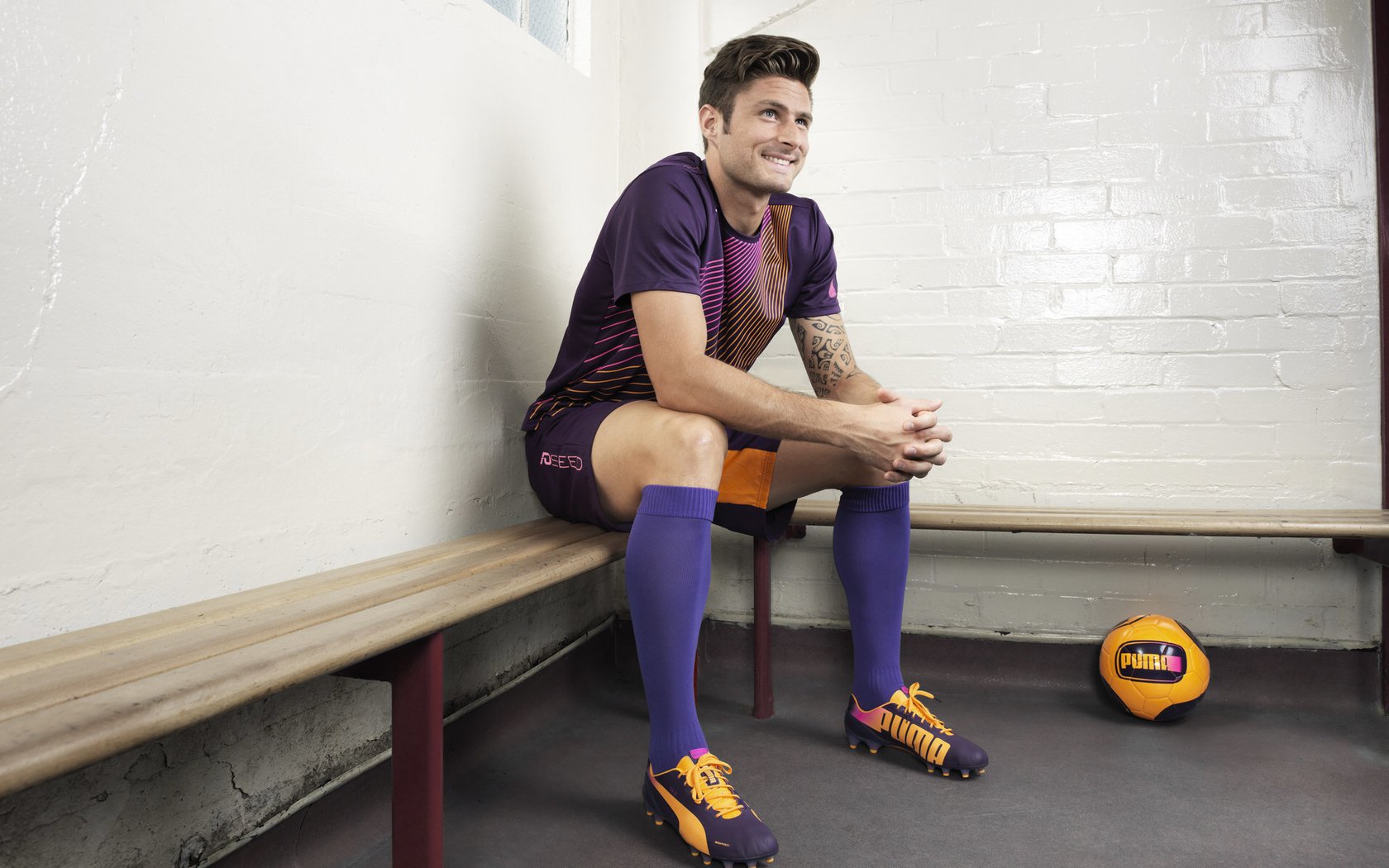 电竞赛场焦点！英格兰队对阵阿根廷队，核心球员受伤，球队前景蒙阴影