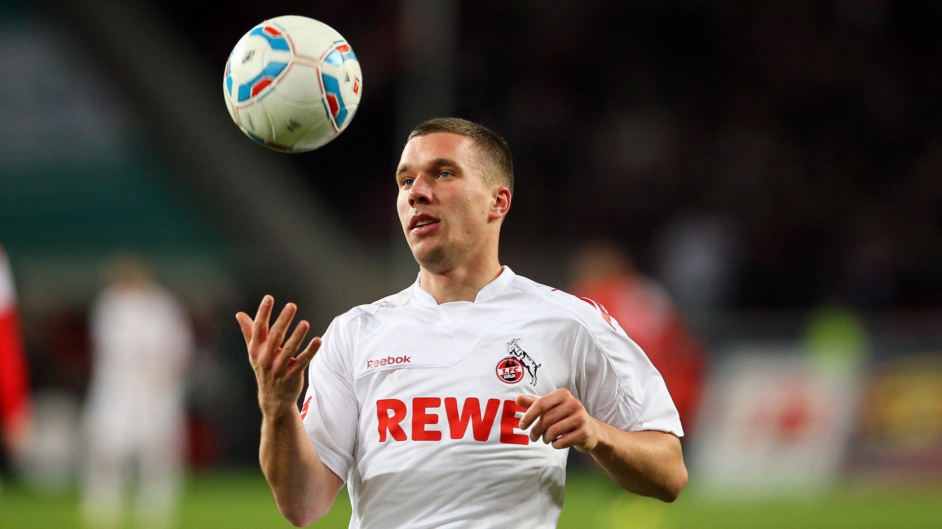 足球赛场焦点！巴西队对阵日本队，激战正酣，豪门对决再度上演